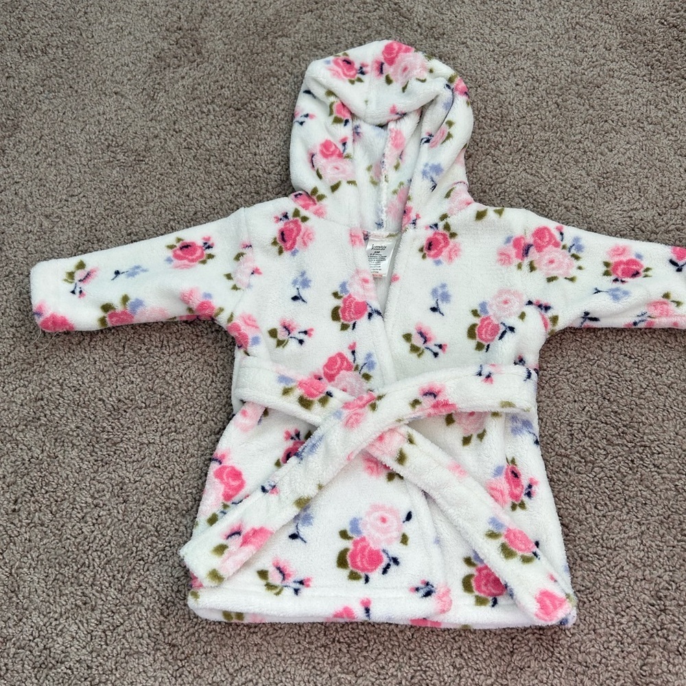 Luvable Friends Baby Girls White w Flowers Belt Fluffy Robe w Hood

Size 0-9M